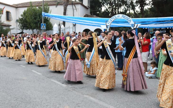 Ofrenda, copletas y ‘peuet’ en la Ermita de Sanz por el día grande de les Festes del Roser